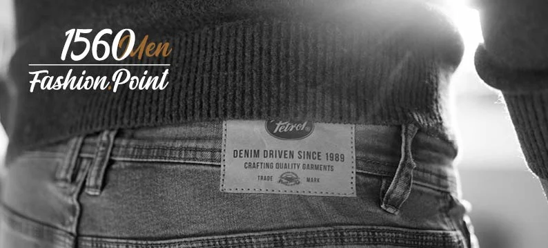 Gutschein des 1560men fashion.point, Bildseite: das Logo über einer Jeans mit Petrol-Label
